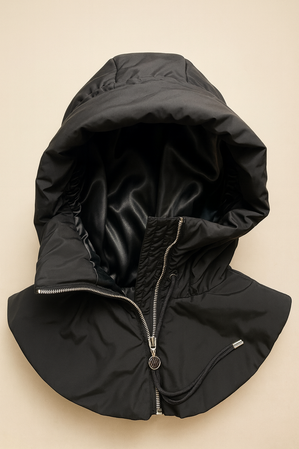 Capuche DNAST ouverte montrant sa doublure satin noire et sa fermeture zippée