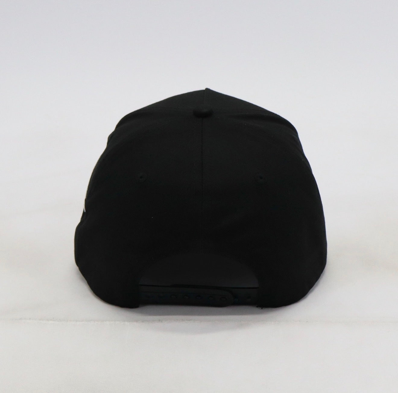 Casquette noire 5-Panels structurée doublée en satin anti-friction — “Black on Black”