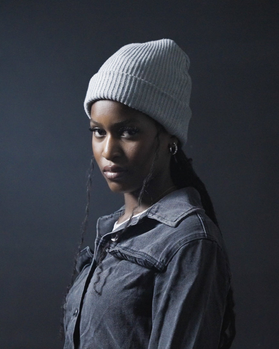 BONNET DOUBLÉ EN SATIN GRIS