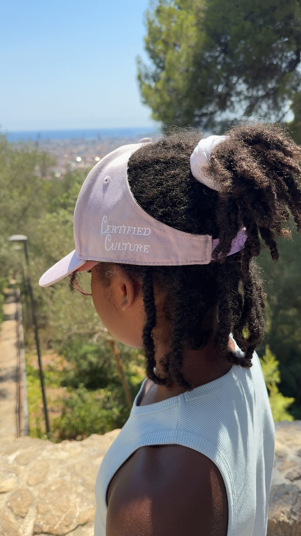 Personne portant des tresses ou des locks et DNAST