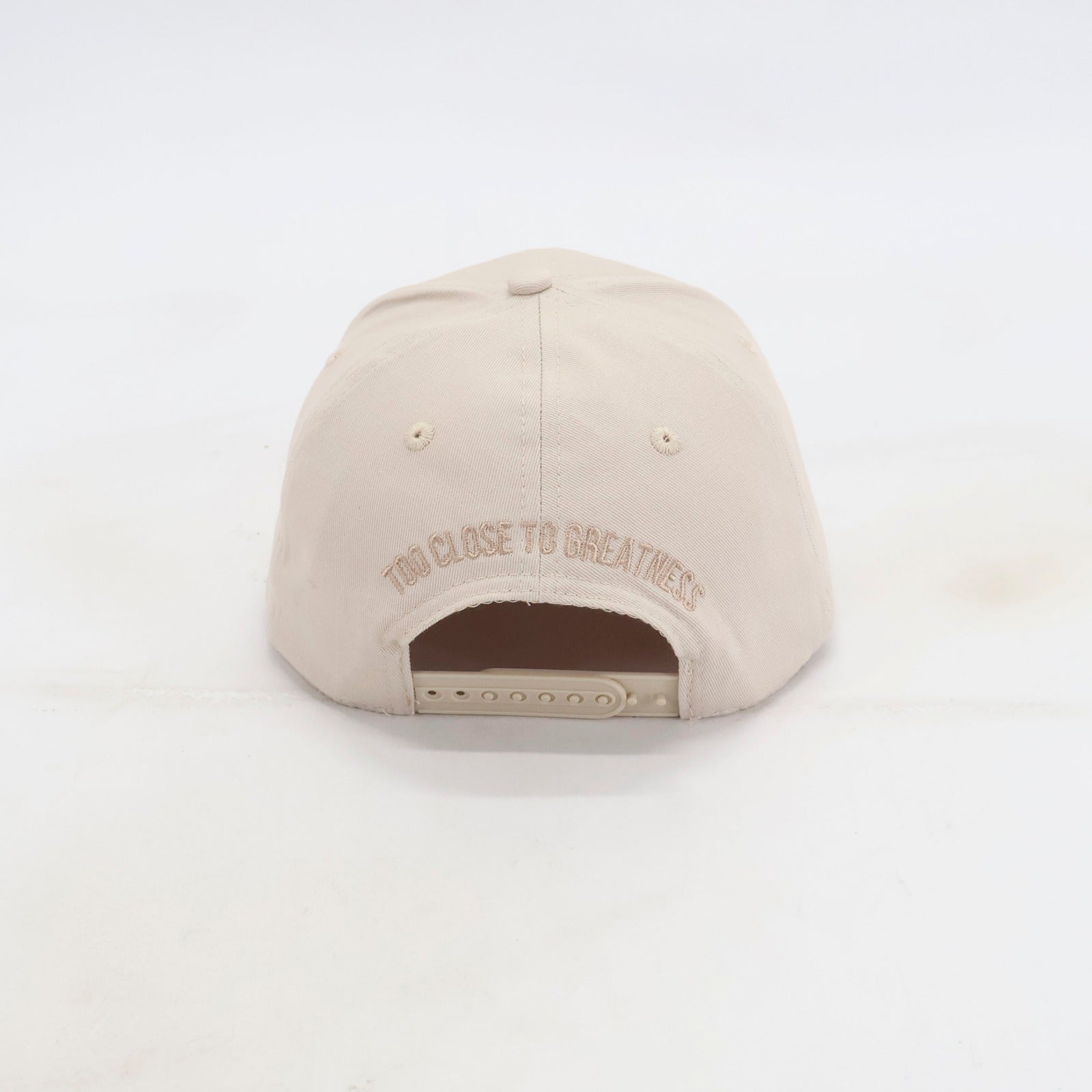 Detail doublure satin casquette beige