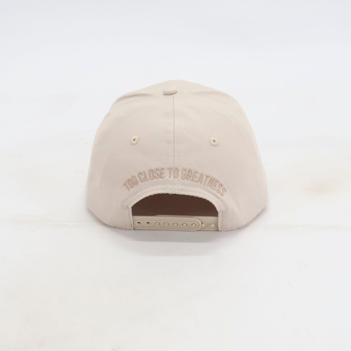 Detail doublure satin casquette beige